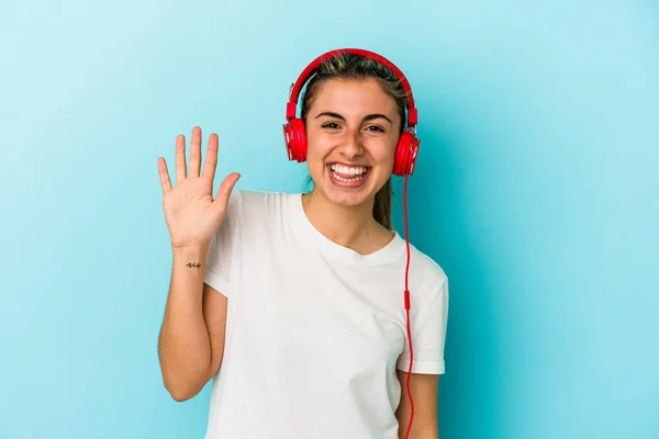 Νεαρή Ξανθιά Γυναίκα Ακούγοντας Μουσική Ακουστικά Απομονωμένα Μπλε Φόντο Χαμογελώντας — Φωτογραφία Αρχείου