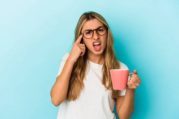 Ung Kaukasiska Blond Kvinna Som Håller Mugg Isolerad Blå Bakgrund — Stockfoto