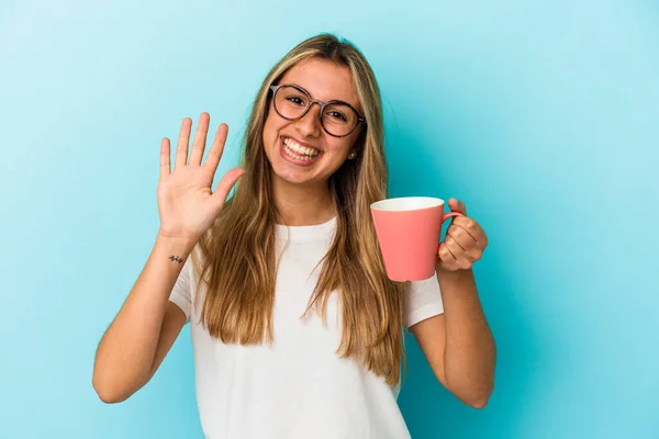 Joven Mujer Rubia Caucásica Sosteniendo Una Taza Aislada Sobre Fondo — Foto de Stock