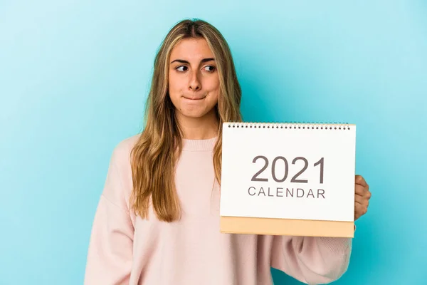 Jovem Loira Caucasiana Mulher Furando Calendário Isolado Confuso Sente Duvidoso — Fotografia de Stock