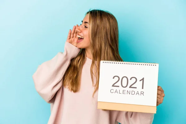 Jovem Loira Caucasiana Mulher Furando Calendário Isolado Gritando Segurando Palma — Fotografia de Stock