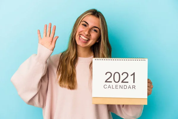 Jovem Loira Caucasiana Mulher Furando Calendário Isolado Sorrindo Alegre Mostrando — Fotografia de Stock