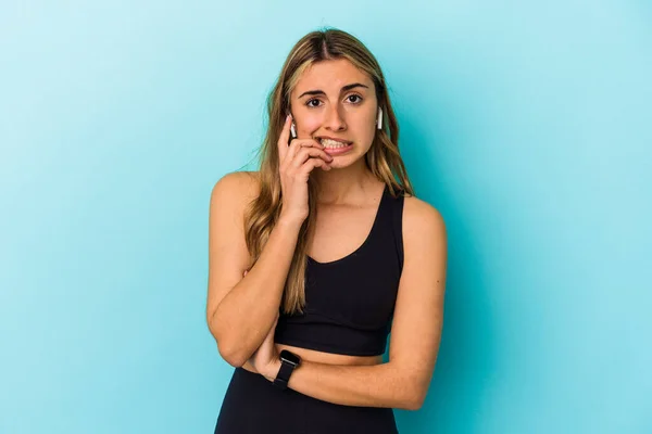 Joven Deportista Escuchando Música Con Auriculares Aislados Mordiéndose Las Uñas —  Fotos de Stock