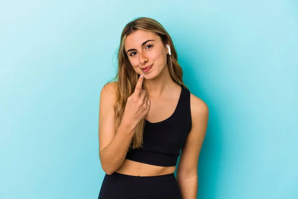 Joven Deportista Escuchando Música Con Auriculares Aislados Apuntándote Con Dedo —  Fotos de Stock