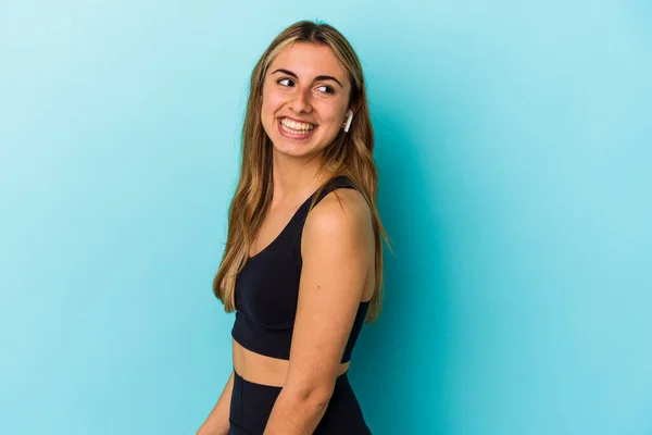 Joven Deportista Escuchando Música Con Auriculares Aislados Mira Lado Sonriente — Foto de Stock