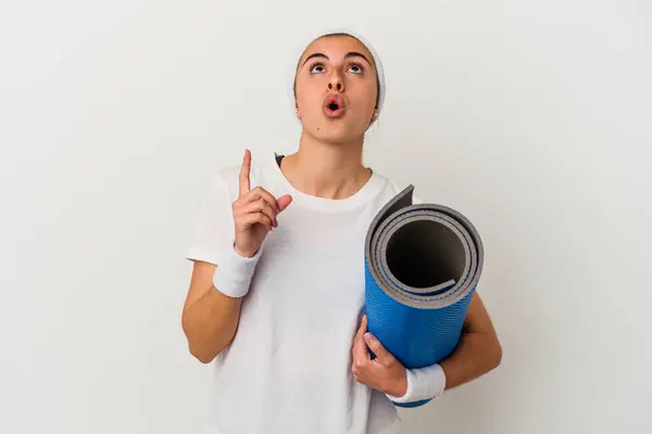 Jovem Mulher Desportiva Segurando Tapete Isolado Fundo Branco Apontando Cabeça — Fotografia de Stock