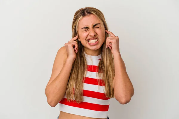 Jeune Femme Caucasienne Blonde Sur Fond Blanc Isolé Couvrant Les — Photo