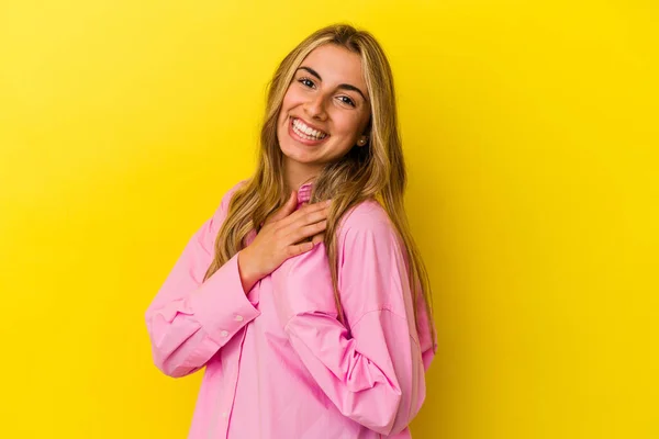 Mujer Joven Rubia Caucásica Aislada Sobre Fondo Amarillo Tiene Expresión — Foto de Stock