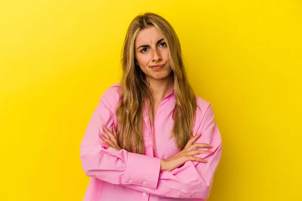 Jovem Loira Caucasiana Mulher Isolada Fundo Amarelo Franzindo Cara Desagrado — Fotografia de Stock