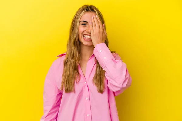 Νεαρή Ξανθιά Καυκάσια Γυναίκα Απομονωμένη Κίτρινο Φόντο Διασκεδάζοντας Καλύπτοντας Μισό — Φωτογραφία Αρχείου