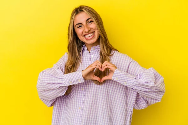 Ung Blond Kaukasisk Kvinna Isolerad Gul Bakgrund Leende Och Visar — Stockfoto