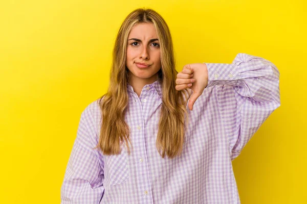 Junge Blonde Kaukasische Frau Isoliert Auf Gelbem Hintergrund Zeigt Daumen — Stockfoto