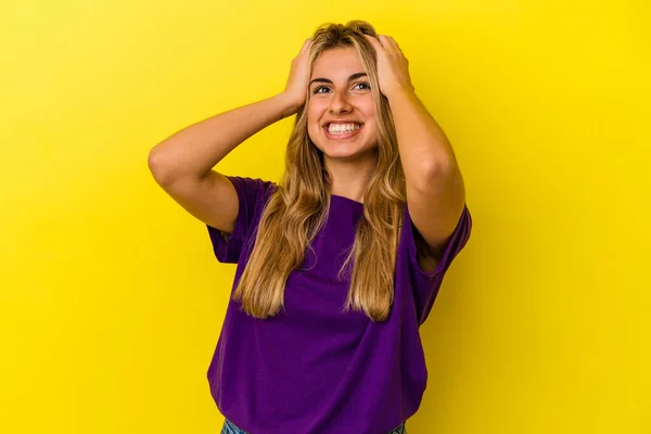 Mladá Blondýna Běloška Izolovaná Žlutém Pozadí Radostně Směje Drží Ruce — Stock fotografie