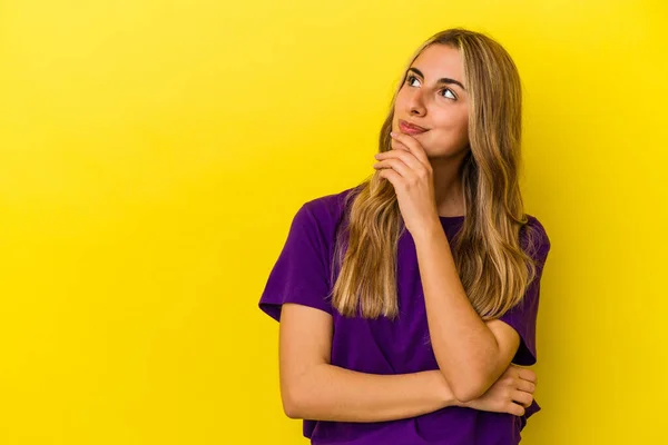 Jeune Femme Caucasienne Blonde Isolée Sur Fond Jaune Détendu Penser — Photo