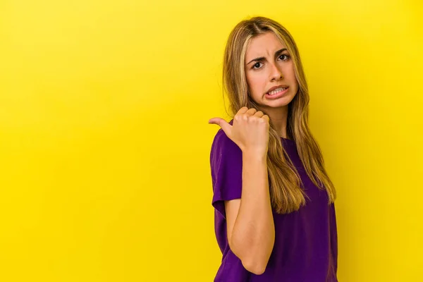 Young Blonde Caucasian Woman Isolated Yellow Background Points Thumb Finger — Stock Photo, Image