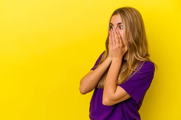 Giovane Donna Caucasica Bionda Isolata Sfondo Giallo Premuroso Cercando Uno — Foto Stock