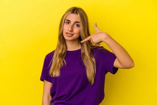 Joven Mujer Rubia Caucásica Aislada Sobre Fondo Amarillo Persona Señalando — Foto de Stock