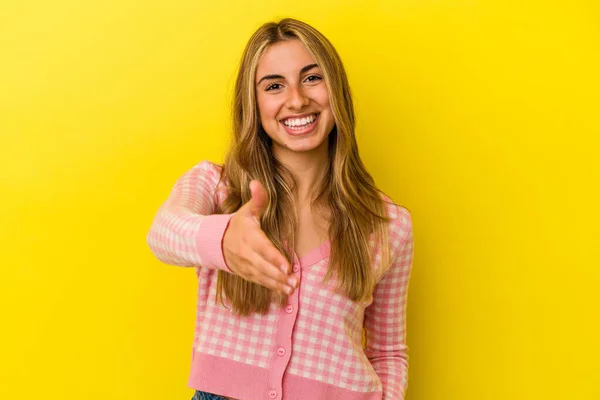 Ung Blond Kaukasisk Kvinna Isolerad Gul Bakgrund Sträcker Handen Vid — Stockfoto