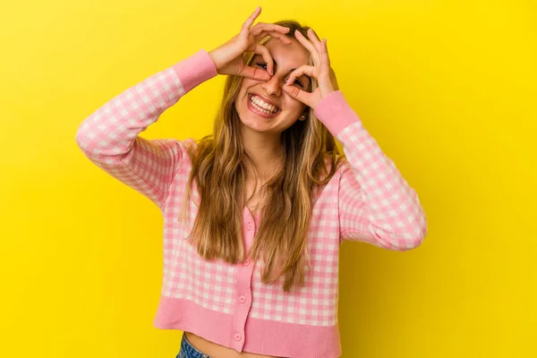 Joven Rubia Caucásica Aislada Sobre Fondo Amarillo Mostrando Signo Aceptable —  Fotos de Stock