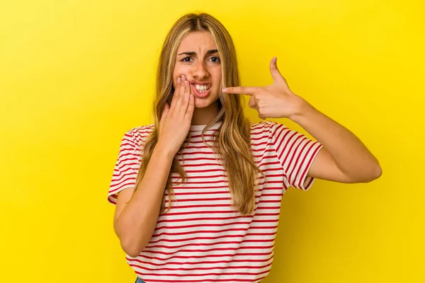 Jeune Femme Caucasienne Blonde Isolée Sur Fond Jaune Ayant Une — Photo