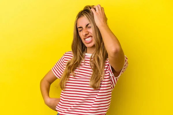 Giovane Donna Caucasica Bionda Isolata Sfondo Giallo Che Celebra Una — Foto Stock