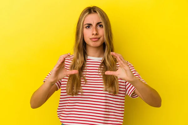 Young Blonde Caucasian Woman Isolated Yellow Background Holding Something Palms — Stock Photo, Image