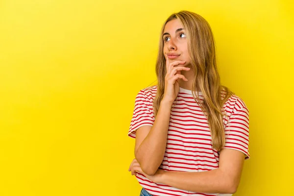 Jeune Femme Caucasienne Blonde Isolée Sur Fond Jaune Regardant Latéralement — Photo