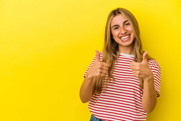 Giovane Donna Caucasica Bionda Isolata Sfondo Giallo Sorridente Sollevando Pollice — Foto Stock