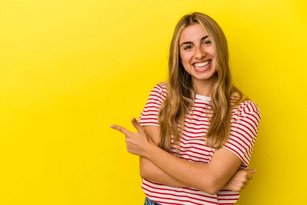 Giovane Donna Caucasica Bionda Isolata Sfondo Giallo Sorridente Allegramente Indicando — Foto Stock