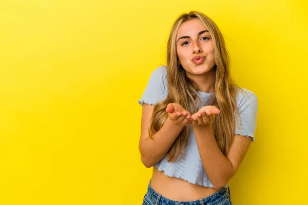 Junge Blonde Kaukasische Frau Isoliert Auf Gelbem Hintergrund Faltbare Lippen — Stockfoto