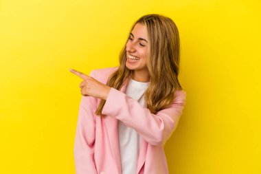 Sarışın, beyaz bir kadın. Sarı arka planda izole edilmiş. Gülümsüyor, neşeli ve keyifli..