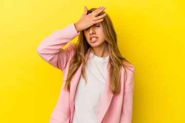 Sarışın, beyaz bir kadın sarı arka planda izole edilmiş tapınaklara dokunuyor ve başı ağrıyor..