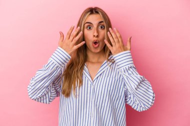 Pembe arka planda izole edilmiş genç sarışın kadın on numarayı elleriyle gösteriyor..