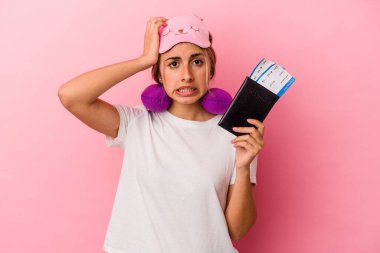 Elinde pasaport ve pembe arka planda tek başına seyahat biletleri olan beyaz saçlı genç bir kadın şok geçiriyordu. Önemli bir toplantıyı hatırladı..