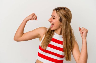 Beyaz arka plandaki genç sarışın beyaz kadın zafer kazandıktan sonra yumruğunu kaldırdı..