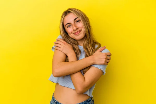 Jovem Loira Caucasiana Isolada Abraços Fundo Amarelo Sorrindo Despreocupada Feliz — Fotografia de Stock