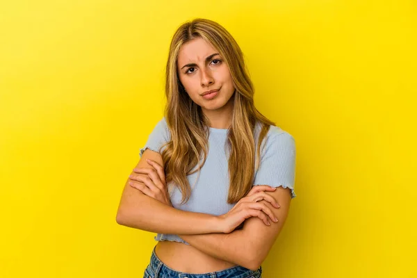 Jovem Loira Caucasiana Mulher Isolada Fundo Amarelo Franzindo Cara Desagrado — Fotografia de Stock