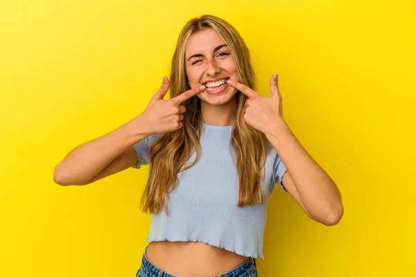 Giovane Donna Caucasica Bionda Isolata Sfondo Giallo Sorride Indicando Dita — Foto Stock