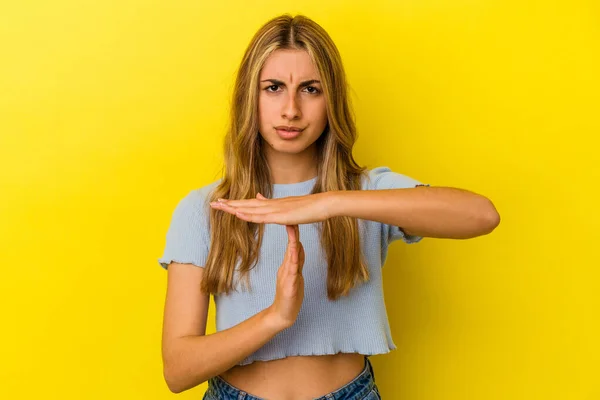 Joven Rubia Caucásica Aislada Sobre Fondo Amarillo Mostrando Gesto Tiempo —  Fotos de Stock