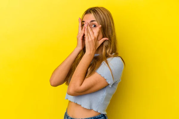 Giovane Donna Caucasica Bionda Isolata Sfondo Giallo Lampeggia Attraverso Dita — Foto Stock