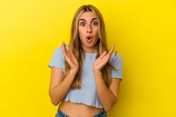 Young Blonde Caucasian Woman Isolated Yellow Background Surprised Shocked — Stock Photo, Image