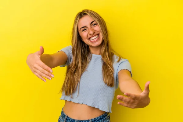 Jovem Loira Caucasiana Mulher Isolada Fundo Amarelo Mostrando Uma Expressão — Fotografia de Stock