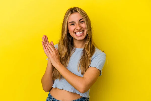 Jovem Loira Caucasiana Isolada Fundo Amarelo Sentindo Enérgica Confortável Esfregando — Fotografia de Stock