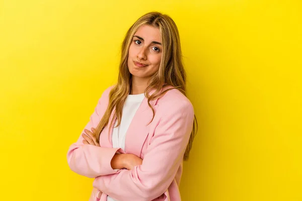 Jovem Loira Caucasiana Mulher Isolada Fundo Amarelo Infeliz Olhando Câmera — Fotografia de Stock