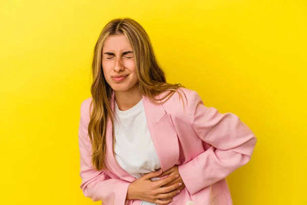 Jonge Blonde Blanke Vrouw Geïsoleerd Gele Achtergrond Met Een Leverpijn — Stockfoto