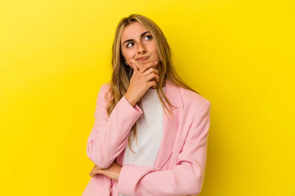 Young Blonde Caucasian Woman Isolated Yellow Background Thinking Looking Being — Stock Photo, Image