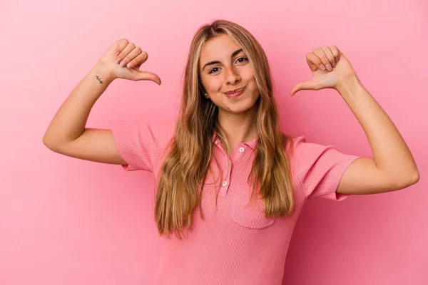 Jeune Femme Caucasienne Blonde Isolée Sur Fond Rose Sent Fière — Photo