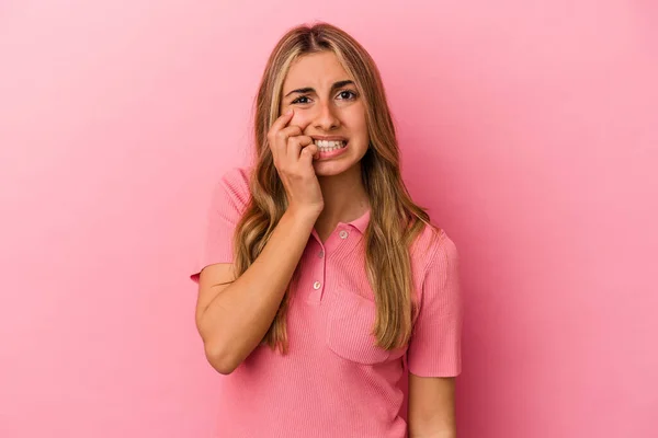 Young Blonde Caucasian Woman Isolated Pink Background Biting Fingernails Nervous — Stock Photo, Image
