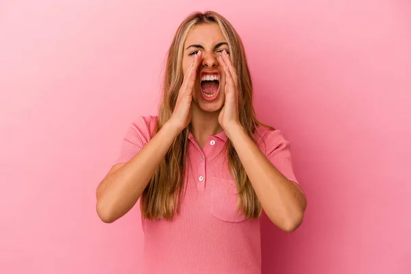 Joven Rubia Caucásica Aislada Sobre Fondo Rosa Gritando Emocionada Frente —  Fotos de Stock