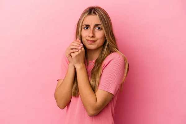 Jeune Femme Caucasienne Blonde Isolée Sur Fond Rose Effrayée Effrayée — Photo